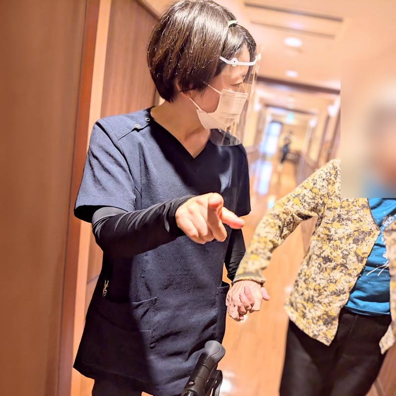 施設で患者様の歩行を支えるスタッフ
